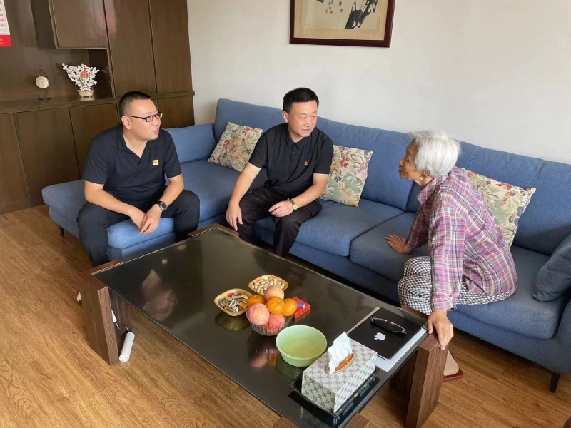 5中心党委副书记马淑伟与荣志文面对面交流中.jpg